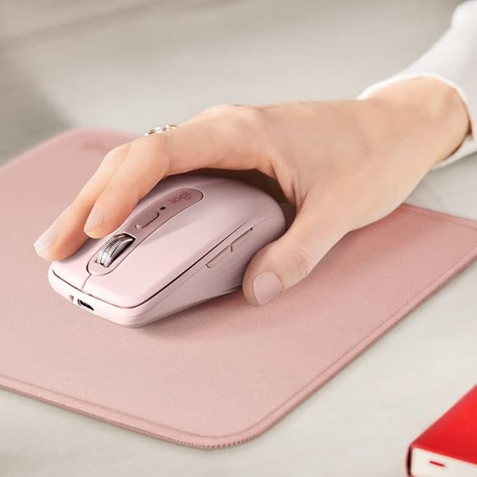 Mouse Pad Logitech Studio Series com Base de Borracha Antiderrapante, Fácil Deslizamento e Superfície Resistente a Derramamentos - Rosa