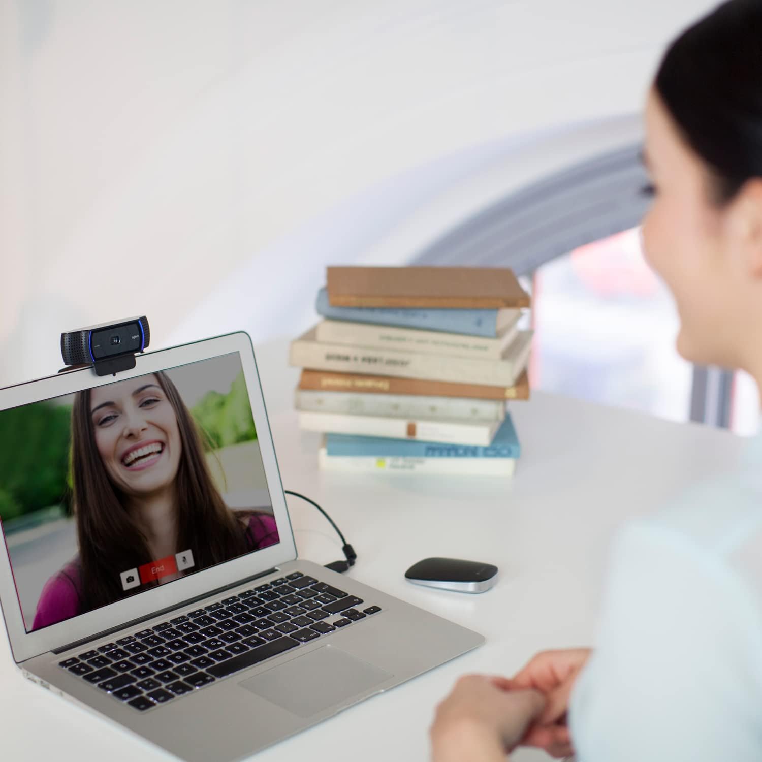 Webcam Full HD Logitech C920s com Microfone Embutido e Proteção de Privacidade para Chamadas e Gravações em Video Widescreen 1080p - Compatível com Logitech Capture