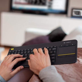 Teclado sem fio Logitech K400 Plus TV com Controle Easy Media e Touchpad Integrado, Conexão USB Unifying e Layout ABNT2