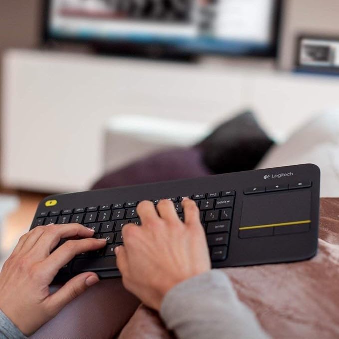 Teclado sem fio Logitech K400 Plus TV com Controle Easy Media e Touchpad Integrado, Conexão USB Unifying e Layout ABNT2